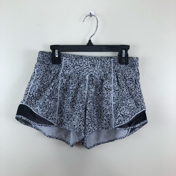Lululemon Hotty Hot Short II *2.5" Ditsy Daisy White Black size 6 - Picture 2 of 12
